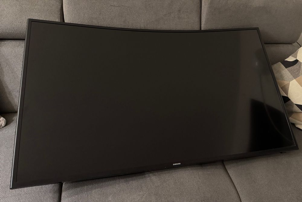 Samsung 49” 4K Smart TV Curved + pilot + uchwyt ścienny