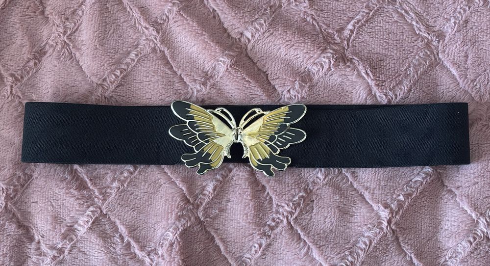 Cinto preto com detalhe de borboleta dourada