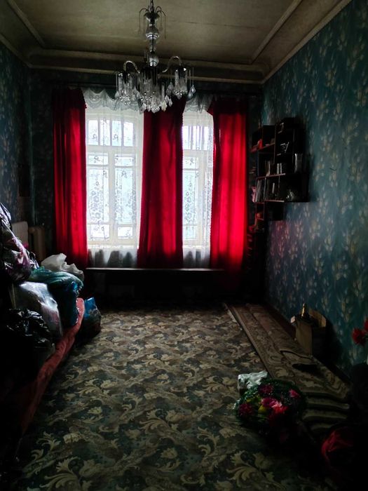 Продам 5-ком квартиру 170 м2, ул. Дмитриевская, 2 этаж, жилое сост, можно под офис)