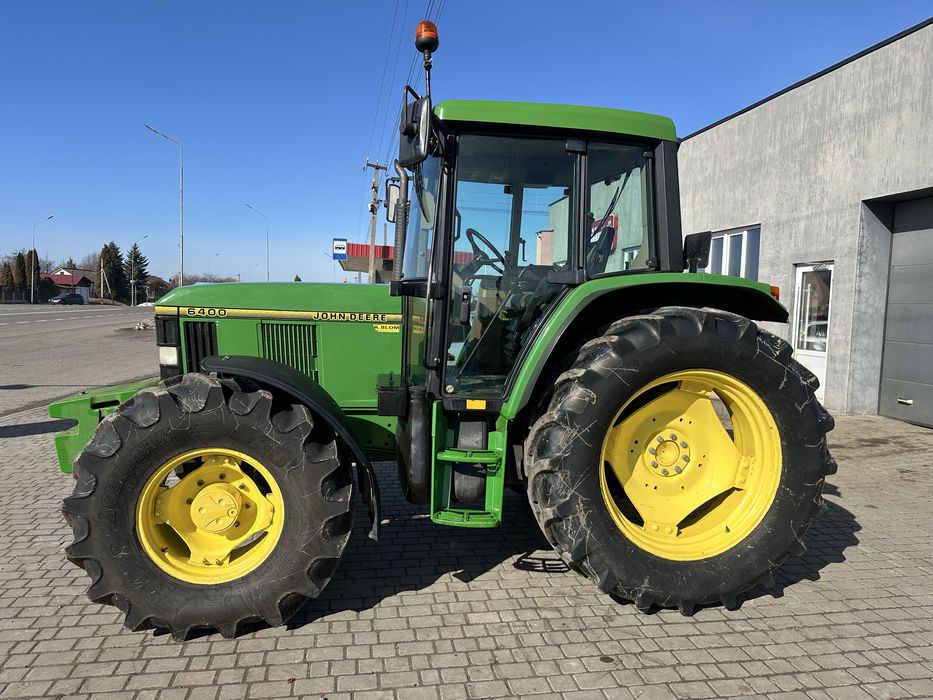 Трактор John Deere 6400