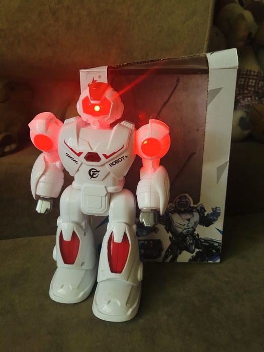 Робот іграшка для хлопчика та дівчинки працює