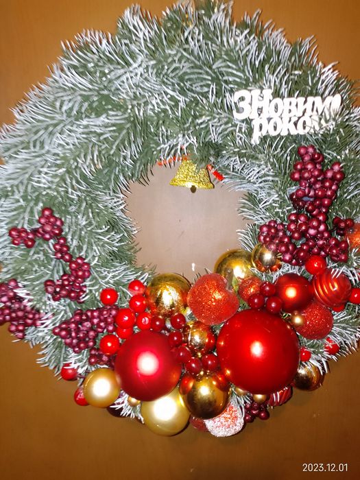 Новогодний венок из сосновых шишек