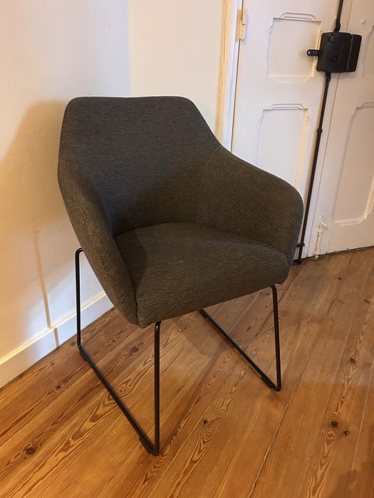 Cadeira IKEA TOSSBERG (Cinzento Escuro / Pernas Pretas) – Bom Estado