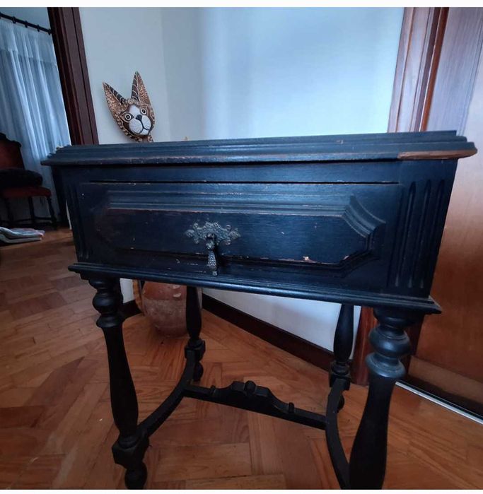 Cama, mesas cabeceira, e cómoda e uma cadeira