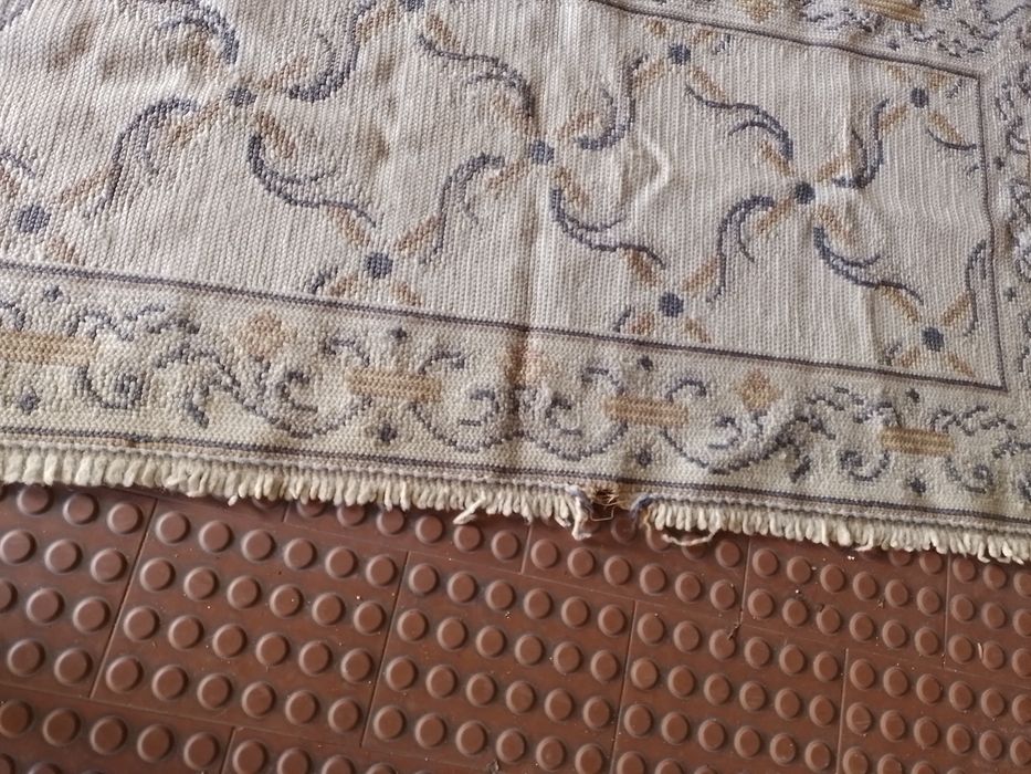 Tapetes de arraioloscom um pequeno defeito