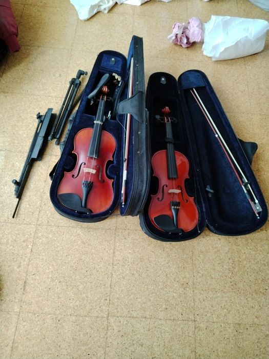 Violino estojo e tripé 4/4  e outro 3/4
