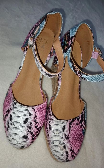 Buty na koturnie,  na obcasie.