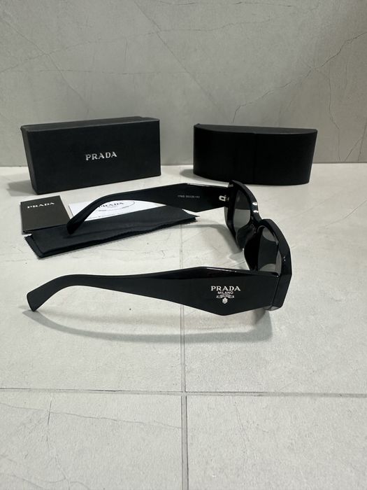 Okulary czarne przeciwslonecze prada