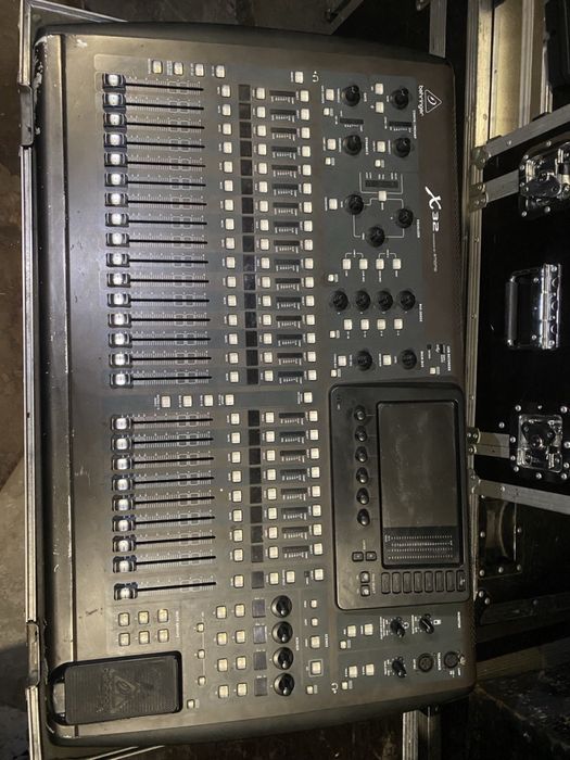 Behringer X32 цифровий звуковий пульт
