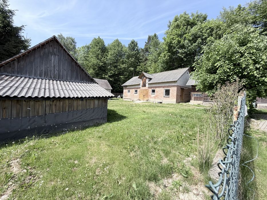 Siedlisko przy lesie z bezpośrednim wyjściem do lasu – dom, budynki gospodarcze, duża działka