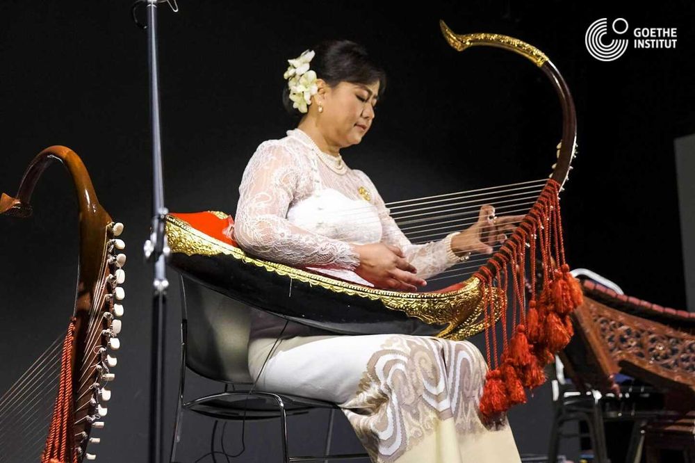 Harpa Tradicional de Myanmar (Saung Gauk) Instrumento musical Autêntico e Funcional -Traditional Burmese Harp (Saung Gauk)  - Real Musical instrument