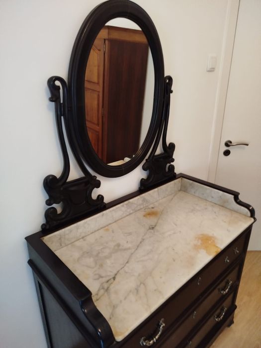 Cómoda com mármore e espelho