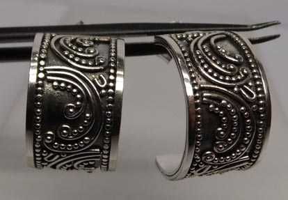 Srebrne orientalne kolczyki koła miniaturowe kuleczki.