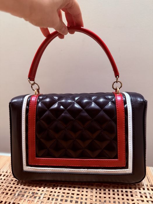 Bolsa em pele, cor preto e vermelho, Moschino