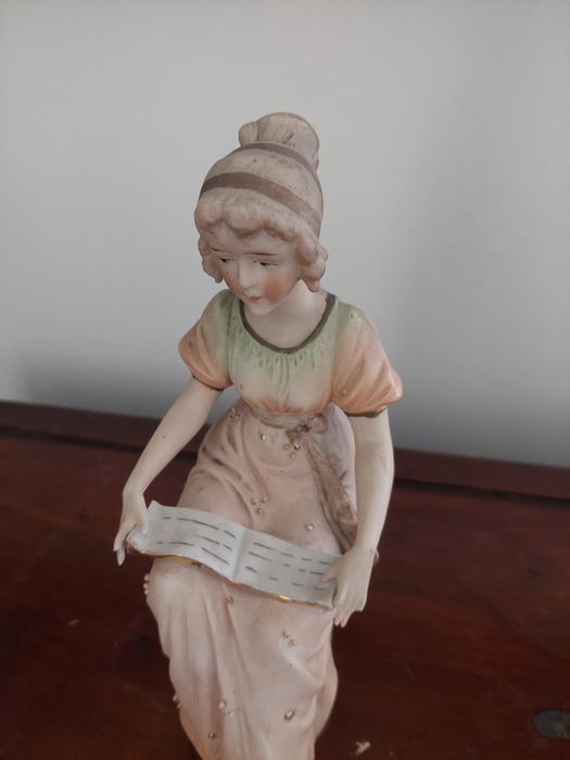 Rara escultura em porcelana europeia
