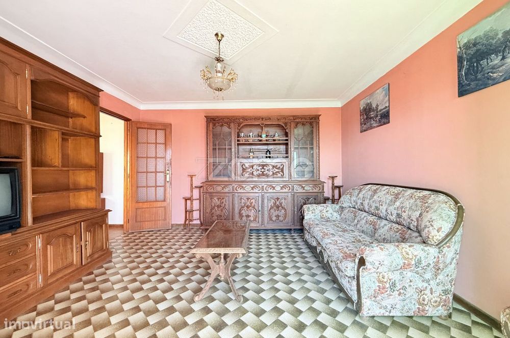 Moradia Térrea com 766 m² de Terreno e Poço