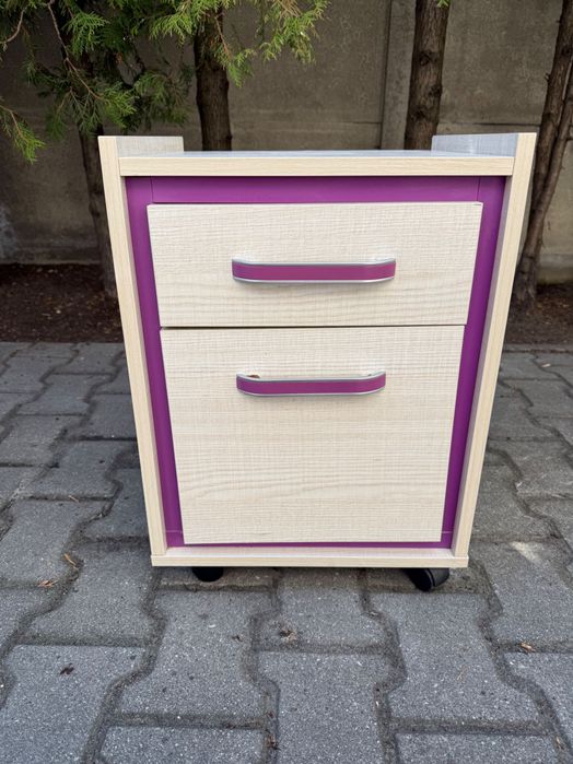 Biurko oraz szafeczka nocna na kółkach