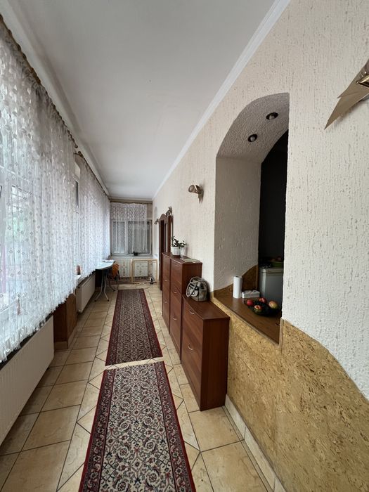 Продаж двох будинків у одному дворі.