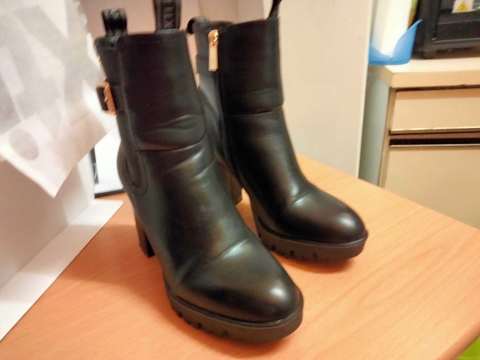 Botas pretas XTI, de salto, tamanho 39