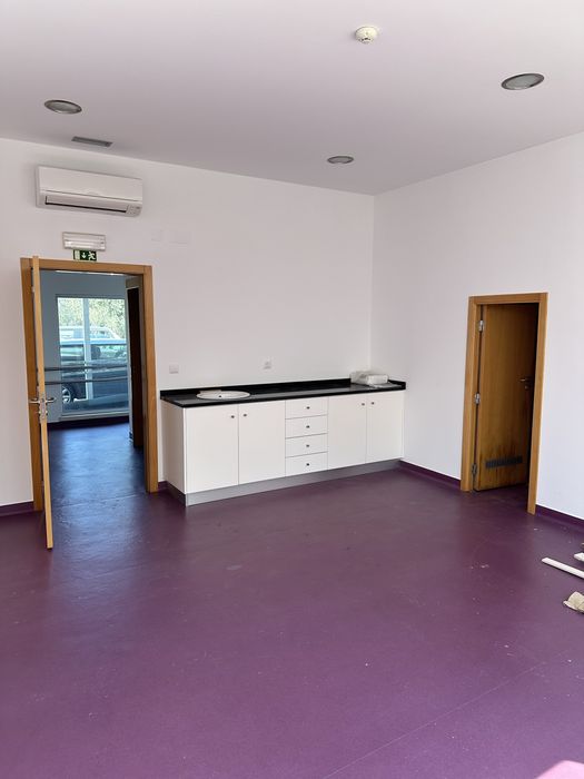 Clínica médica para arrendar – 3 consultórios, esterilização e estacionamento – Arazede