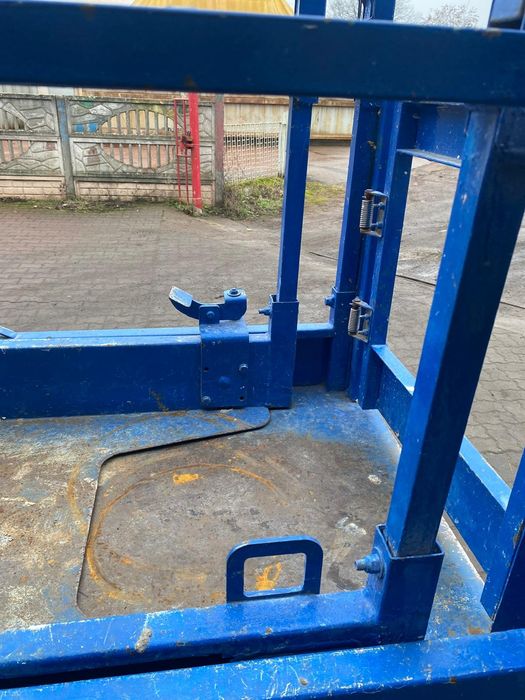 Podnośnik krzyżakowy akumulatorowy zwyżka budowlana halowa