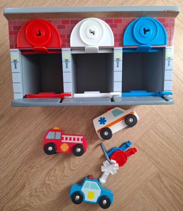 Melissa & Doug Drewniany Garaż z Kluczykami i Pojazdami Ratunkowymi - STAN BARDZO DOBRY+!