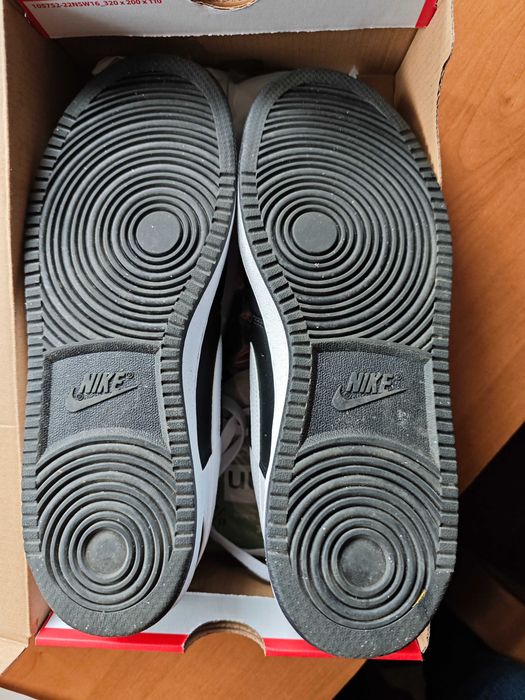 Buty Nike, czarno-białe.