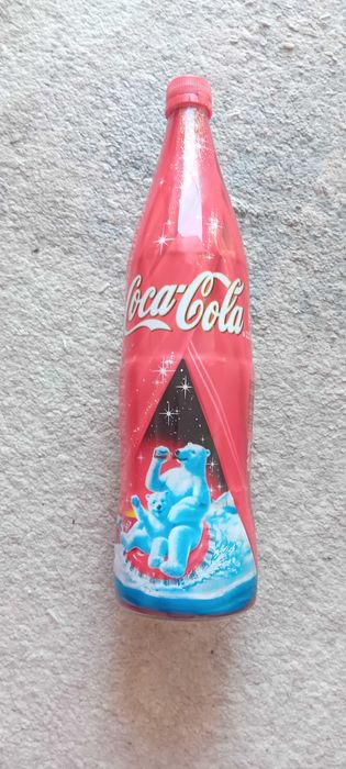 Sprzedam pustą butelkę po Coca-Coli.