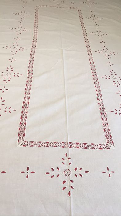 Linda toalha bordada com 12 guardanapos