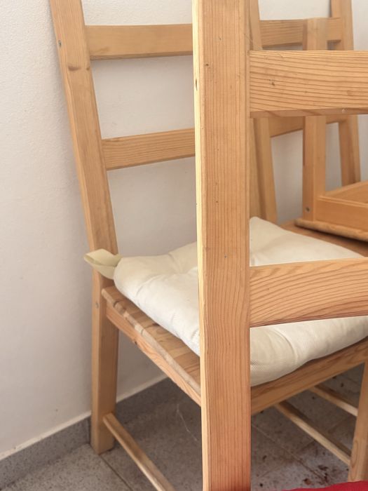 4 Cadeiras de madeira + almofadas