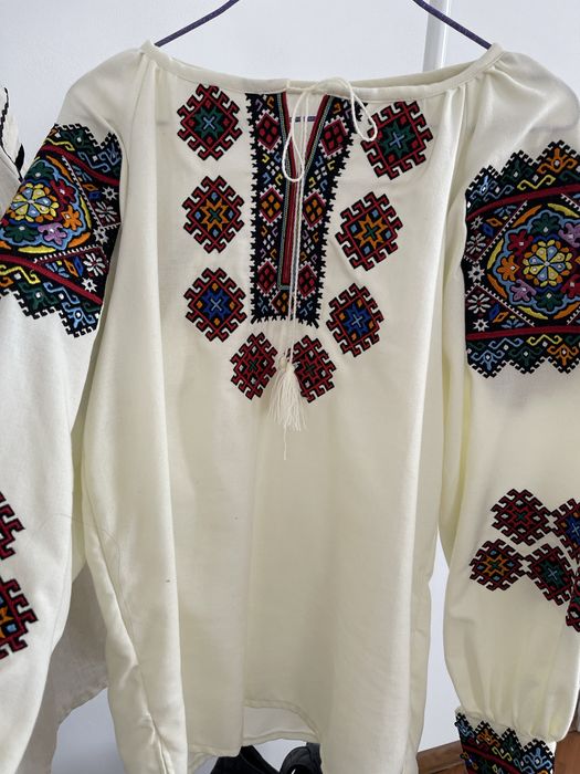 Жіноча вишиванка з яскравою вишивкою