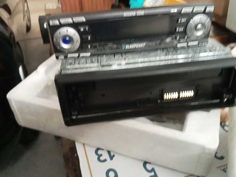 Venda de Auto Rádio com CD  Blaukpunt Modena  com painel descartável.
