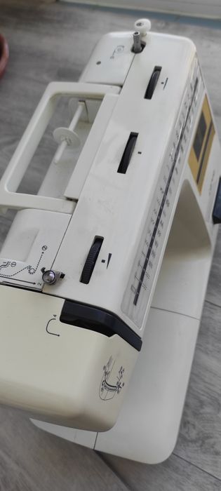 Máquina de costura marca Lervia KH4001