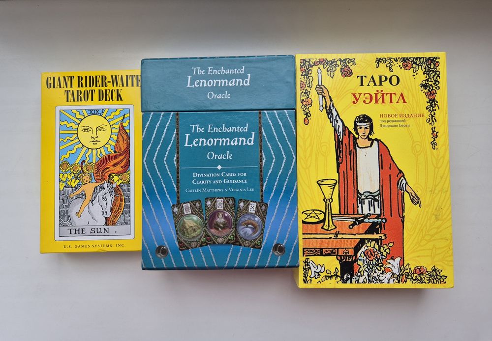 Таро метафор с книгой, оракул, скатерть