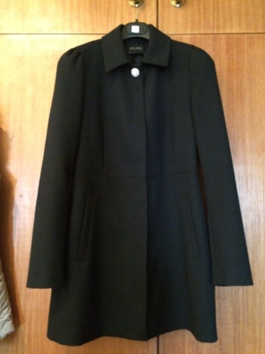 Colete de pêlo, e 1 casaco preto em fazenda c/botão brilhantes