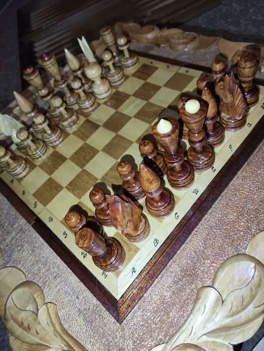 шахматный стол резной красивый