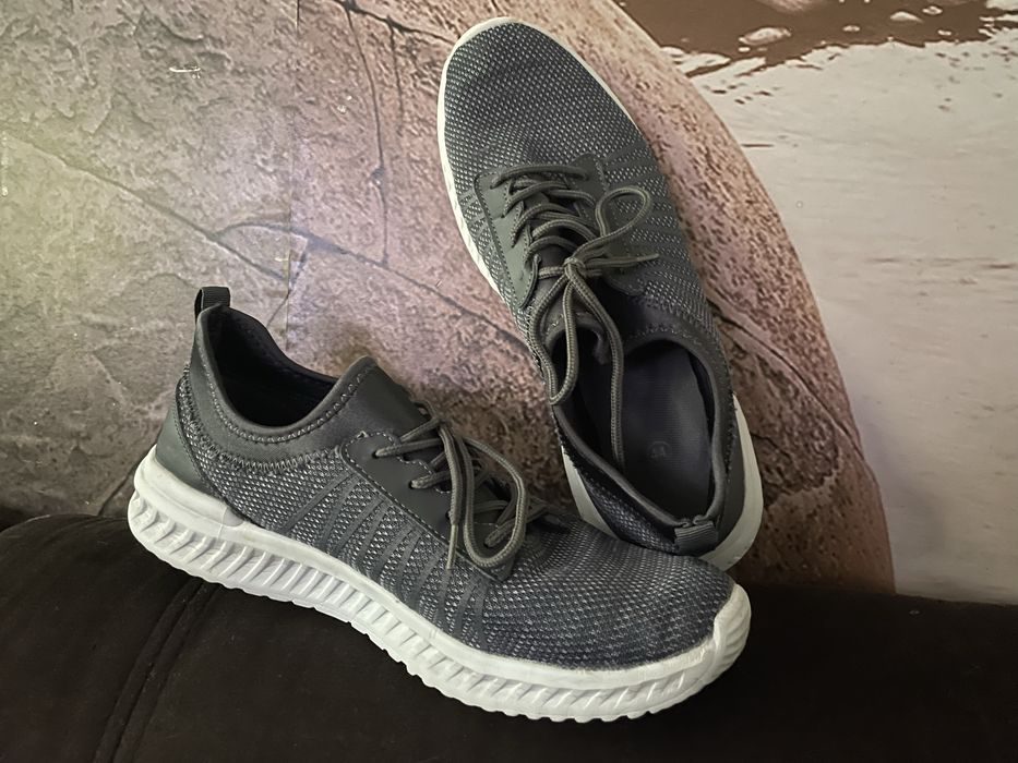 Продам кросівки сірі