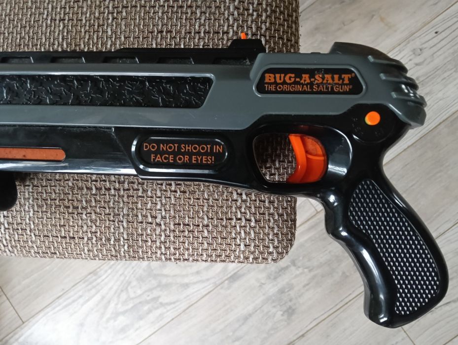 Bug salt gun asault rifle strzelba na sól na insekty muchy komary pająki