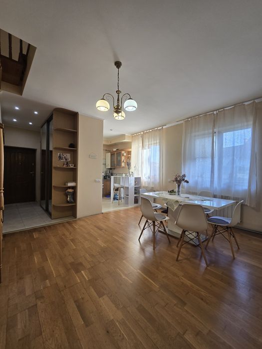 Продаж будинку-напівособняка розташований в спокійному районі міста