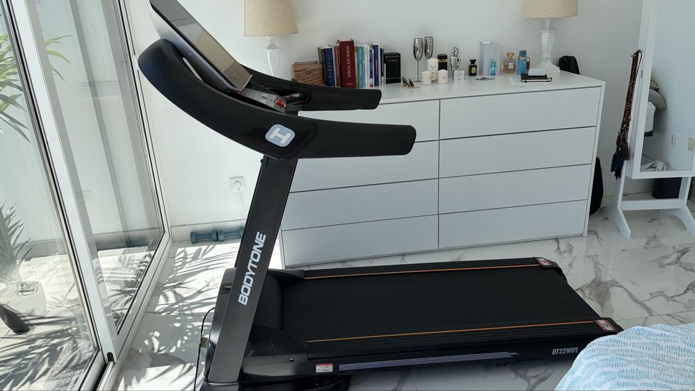 Passadeira de corrida Bodytone DT22WIFI — robusta e em excelente estado