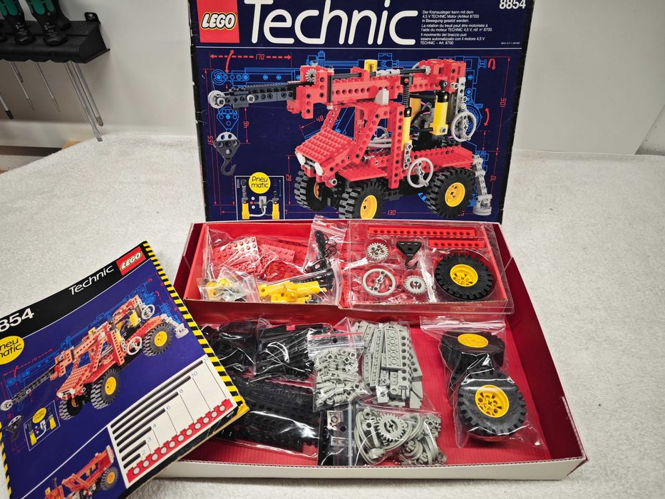 Lego Technic 8854 "Power Crane"; 1989; [75]