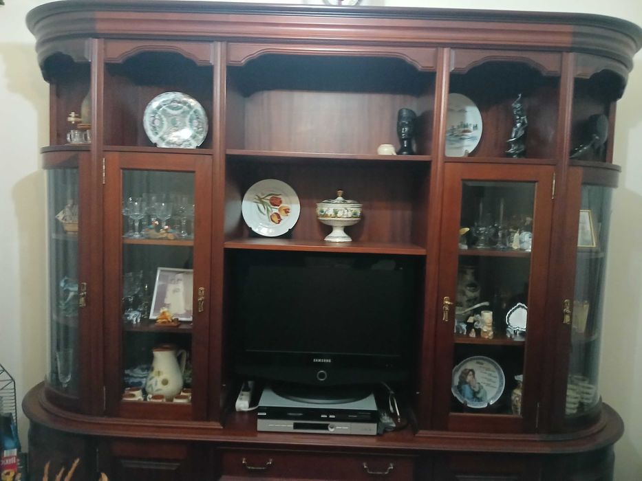 Móvel de sala com vitrines fechadas e para televisão em madeira de mogno escura, em muito bom estado - Usada