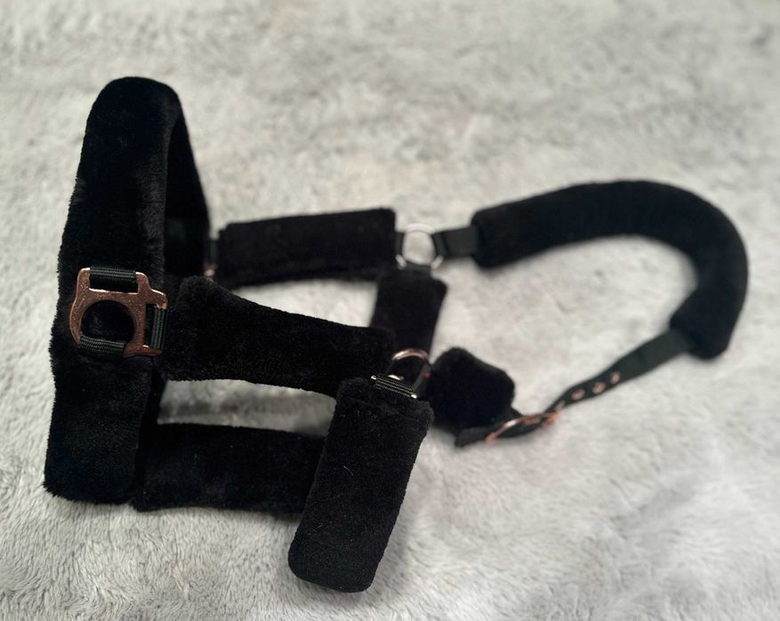 Kantar Covaliero z czarnym futrem i okuciami rose gold