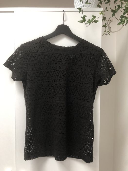 Czarna, przezroczysta bluzka.