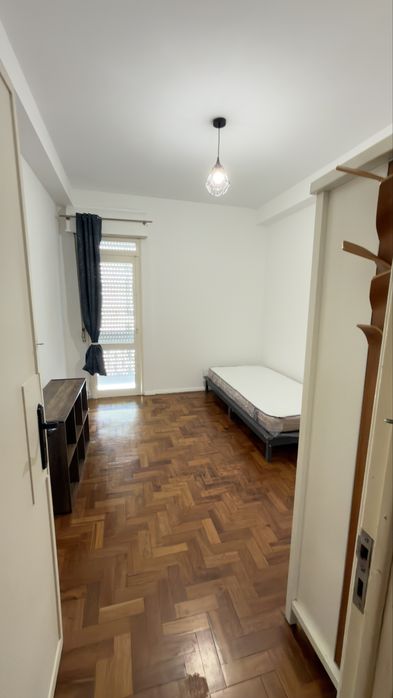 Tenho Quartos  para arrendar , um com varanda e o outro sem varanda , apartamento com duas casas de banho , presik com elevador e todo remodelado