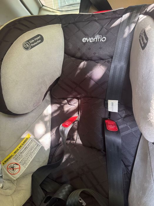 Продам дитяче автомобільне крісло evenflo
