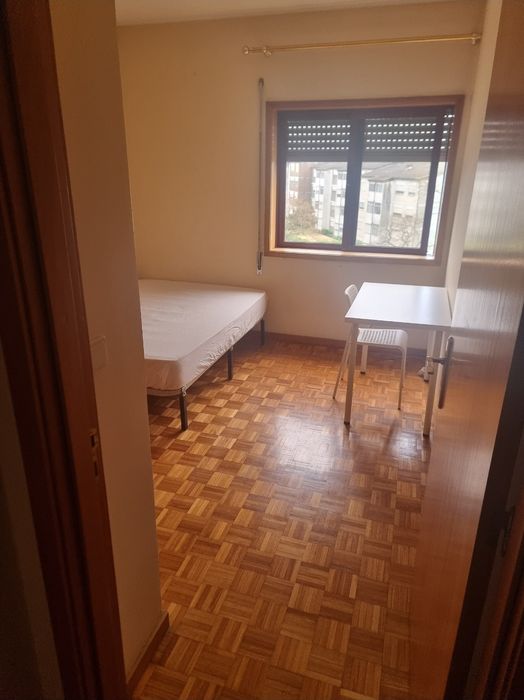 Aluga-se  quarto