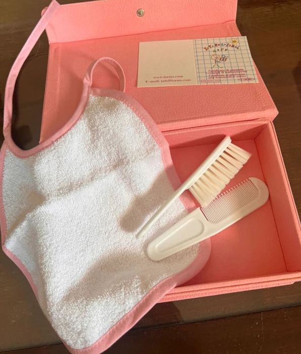 Caixa de bebé com detalhes em prata com acessórios incluidos