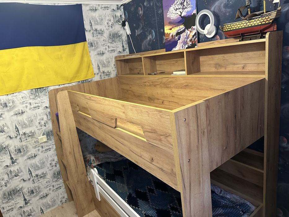 Двоярусне дитяче ліжко