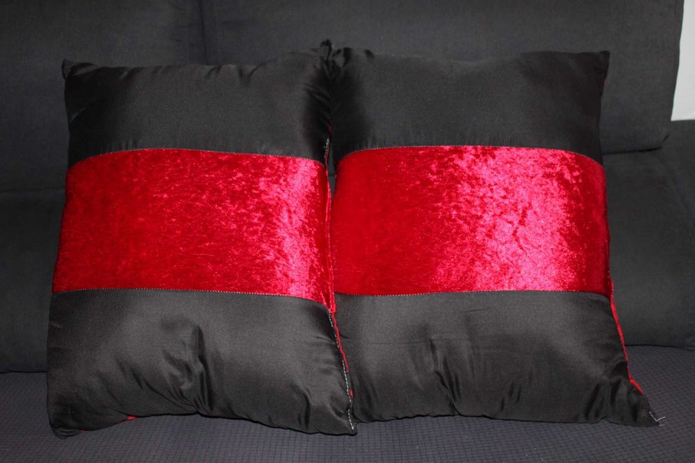Almofadas Pretas e Vermelhas